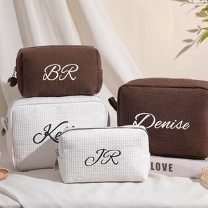 刺繍モノグラムメイクアップバッグ、パーソナライズワッフルコスメティックバッグ、名前入りトイレタリーバッグ、花嫁介添人メイクアップバッグ、彼女へのギフト