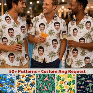 Puede incluir: Una camisa blanca de manga corta con botones y un patrón repetitivo de palmeras verdes y el rostro de un hombre. La camisa tiene cuello y cierre frontal de botones. El texto CUSTOM FACE SHIRTS es visible en la parte superior de la imagen.