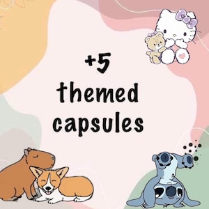 Puede incluir: Un fondo rosa con un personaje Hello Kitty blanco que sostiene un pequeño osito de peluche. El texto +5 cápsulas temáticas está en negro sobre fondo blanco.