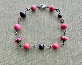 Coral and metallic glass beaded chain bracelet