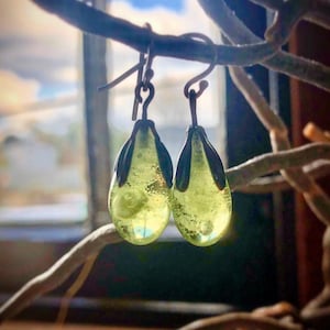 Grüne Glow in the dark Lampwork Mini Tropfen Ohrringe