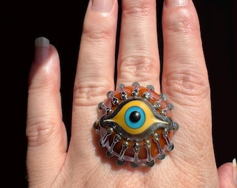 Apotropaic oogcocktailring van oker en turkoois glas