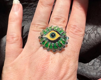 Apotropaic oogcocktailring van groen en goudsteenglas