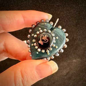 Sparkling glass heart pendant with encapsulated wire cypher