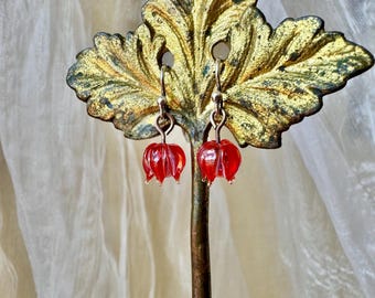 Mini boucles d'oreilles fleurs rouges en verre