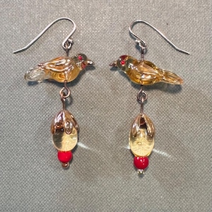 Goldfarbene Glas-Lampwork Vogel Ohrringe mit passenden Glastropfen