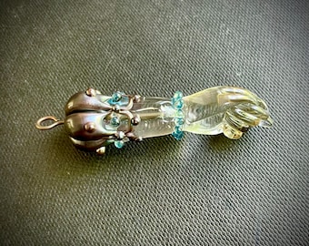 Klarglas-Figa-Hand-Charm mit glitzernden Aqua-Glas-Juwelen