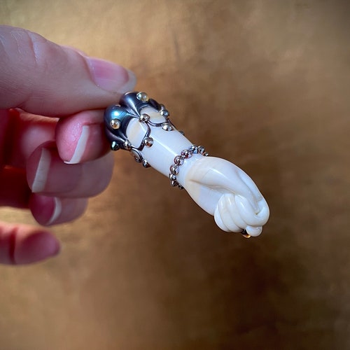 Mini charm mano figa en verre ivoire avec détails dorés