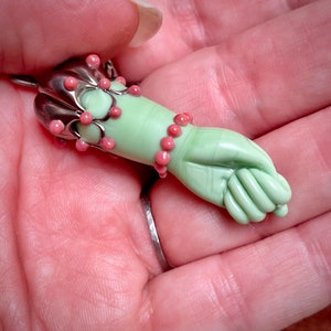 Mini Green glass mano figa charm