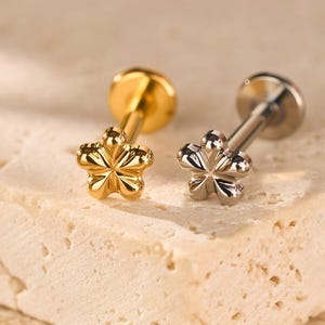 Titanium Tiny Flower Stud Earring • Flat Back Earring • Tragus Stud • Helix Stud • Cartilage Stud • Nose Stud • 18G/16G Internally threaded