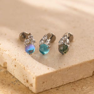 Clous d'oreilles en titane avec pierre de lune • Agate mousse • Boucle d'oreille à dos plat • Clous tragus • Clous hélicoïdaux • Clous pour cartilage • 18G/16G Filetage interne