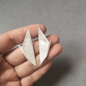 Boucles d'oreilles triangle tendance, Boucles d'oreilles géométriques en argent, Boucles d'oreilles triangle en argent, Boucles d'oreilles minimalistes en argent, Boucles d'oreilles tendance en argent image 3