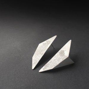 Boucles d'oreilles triangle tendance, Boucles d'oreilles géométriques en argent, Boucles d'oreilles triangle en argent, Boucles d'oreilles minimalistes en argent, Boucles d'oreilles tendance en argent image 1