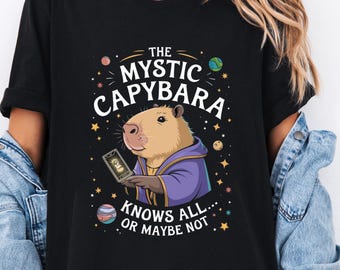 Camiseta Tarô Capivara Mística - Camiseta divertida com estampa de bruxa para fãs de astrologia e espiritualidade.