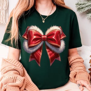 Camisa navideña con lazo: una coqueta camiseta navideña para mujer y regalo familiar.