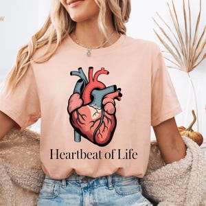 Anatomisch hart T-shirt menselijk hart - &#39;Heartbeat of Life&#39;-ontwerp - wetenschappelijke illustratie met slagaders, aders en elegant lettertype