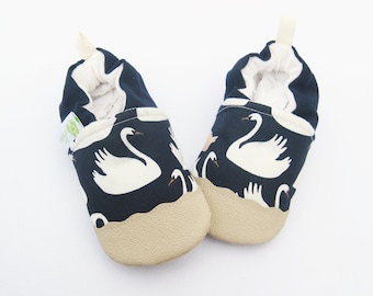 Zapatos de bebé de algodón orgánico: primeros pasos veganos antideslizantes con estampado de cisne azul marino
