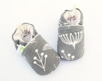 Zapatos de bebé de algodón orgánico: estampado de ramitas grises, suela suave de tela