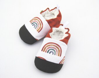 Zapatos de bebé arcoíris orgánicos: primeros pasos veganos antideslizantes