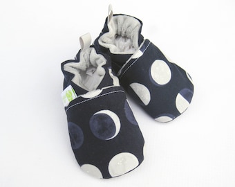 Botitas de bebé con fases lunares clásicas: Zapatos veganos de algodón con suela suave