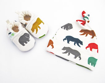 Gorro de bebé de algodón orgánico con diseño de oso arcoíris: Hike Top Knot