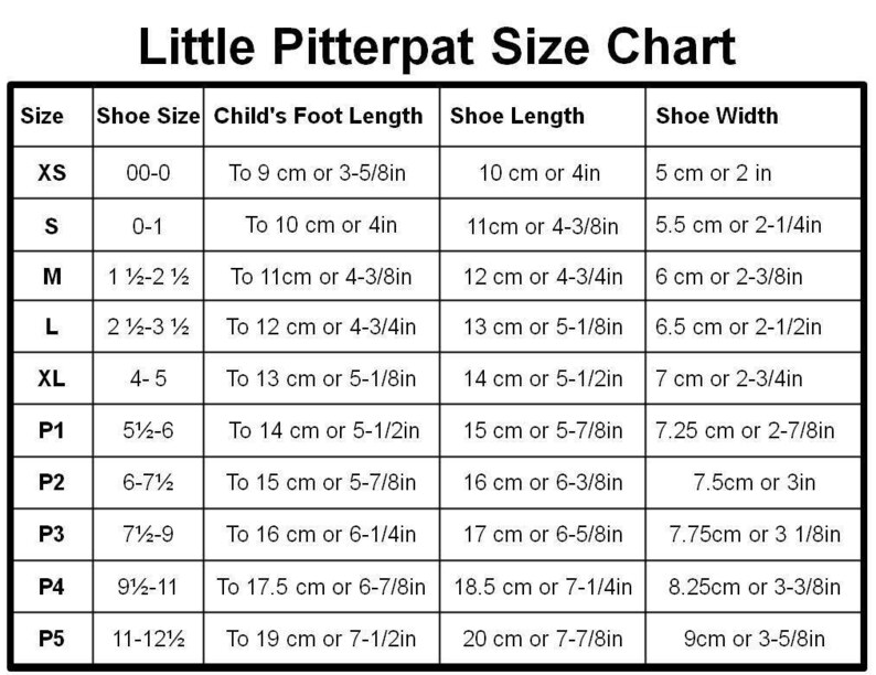 Pu&ograve; includere: Una tabella delle taglie per scarpe da bambino, che mostra la taglia della scarpa, la lunghezza del piede del bambino in pollici e centimetri, la lunghezza della scarpa in pollici e centimetri e la larghezza della scarpa in pollici e centimetri.