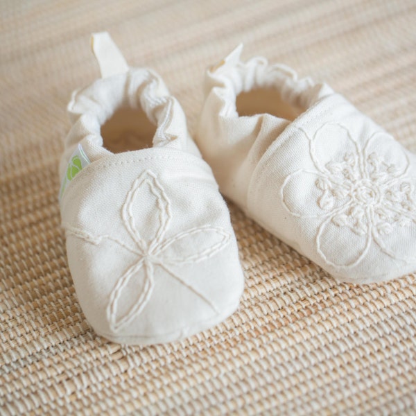 Classic Vintage-style Embroidered Flowers All Fabric Soft Sole Baby Shoes / Made to Order / Babies Shower Gift Girl Baptism Christening