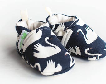 Zapatos de bebé veganos de punto orgánico con estampado de cisne azul marino / Totalmente de tela, suela blanda / Hechos a medida