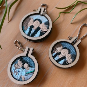 Personalisierte benutzerdefinierte Stickerei Schlüsselbund; Schlüsselanhänger Charms Portraits Handmade Hand-Stickerei Upcycled Überarbeitete Geschenke Handwerk Blumen Haustier