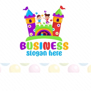 以下が含まれることがあります： 緑、黄色、赤、紫のカラーリングで描かれた2つのカートゥーン城が特徴のカラフルなロゴ。城の前で2人の子供がジャンプしています。「BUSINESS slogan here」というテキストが城の下にあります。