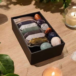 Chakrakristall Healing Set: Tumlade stenar och chakrastavar