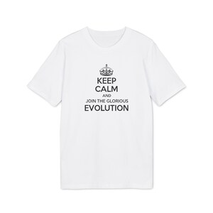 Puede incluir: Camiseta blanca con una impresión negra que dice "Keep Calm and Join the Glorious Evolution" con una corona sobre las palabras "Keep Calm".
