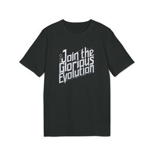 Puede incluir: Camiseta negra con un gráfico blanco que dice "Join the Glorious Evolution" en una fuente estilizada.