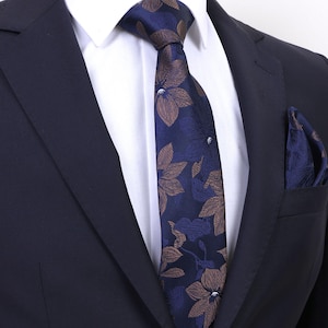 Handgemachte braune Krawatte mit dunkelblauer Blume gemustert 7,5 cm Taschentuch Krawatte, Geschenk Krawatte, Männer Geschenk, klassische breite Krawatte, Business Krawatte, Krawatte für besonderen Anlass
