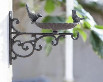 Rustieke gietijzeren muurvogelvoederbak: tuinkom in antieke stijl