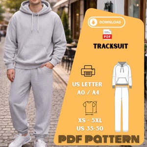 Puede incluir: Un chándal gris claro que consta de una sudadera con capucha y pantalones de chándal a juego. La imagen incluye un gráfico con la palabra "TRACKSUIT", información de tallas y el texto "PDF PATTERN".