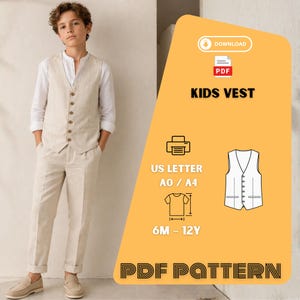 Op de afbeelding: Een kind draagt een beige vest, broek en een wit overhemd. De afbeelding bevat een gele afbeelding met de tekst "KIDS VEST" en "PDF PATTERN". Het patroon is voor maten van 6 maanden tot 12 jaar.