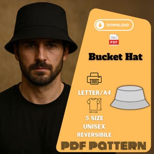 Può includere: Un cappello a secchio nero è indossato da una persona con una maglietta nera. L'immagine include una grafica con il testo "Bucket Hat", "5 SIZE", "UNISEX" e "REVERSIBLE". La grafica include anche un'icona di download PDF e un'icona della stampante.