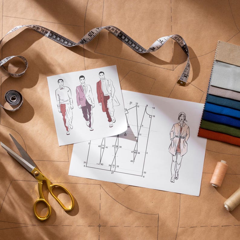 Peut inclure: Un espace de travail de design de mode avec des croquis de v&ecirc;tements, un m&egrave;tre ruban, des &eacute;chantillons de tissu, des ciseaux et des bobines de fil. Les croquis repr&eacute;sentent des figures en diff&eacute;rentes tenues, sur une surface en papier brun.