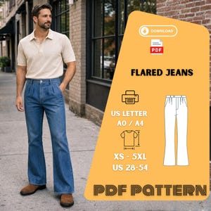 Könnte beinhalten: Eine Person trägt eine hellblaue Schlaghose und ein beiges Poloshirt. Das Bild enthält ein PDF-Schnittmuster für Schlaghosen mit Größen von XS bis 5XL und US-Größen 28-54. Der Text auf dem Bild lautet "FLARED JEANS" und "PDF PATTERN".