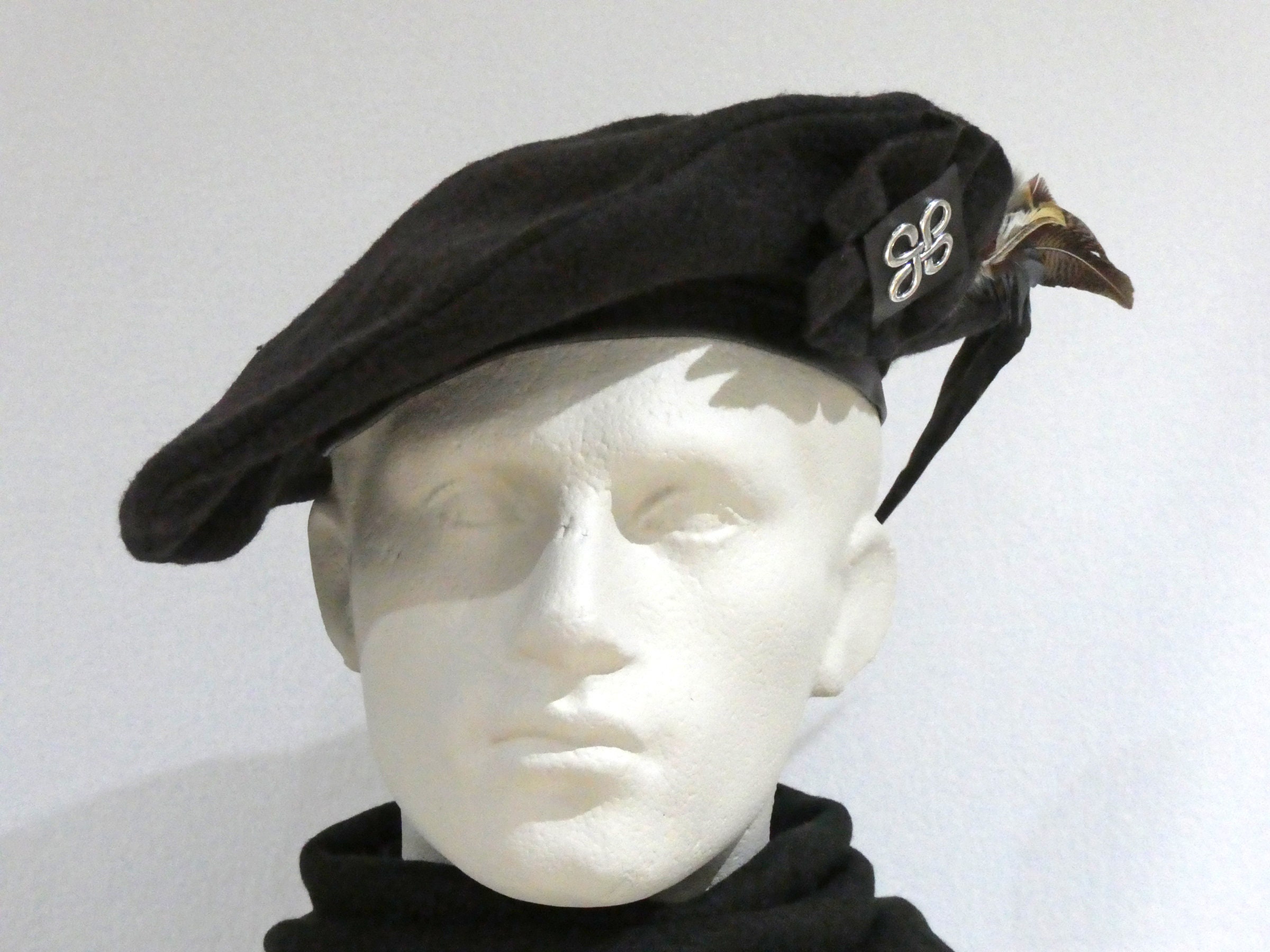 Men's Dark Brown Beret With Celtic Badge Feather Cockade © Etsy UK