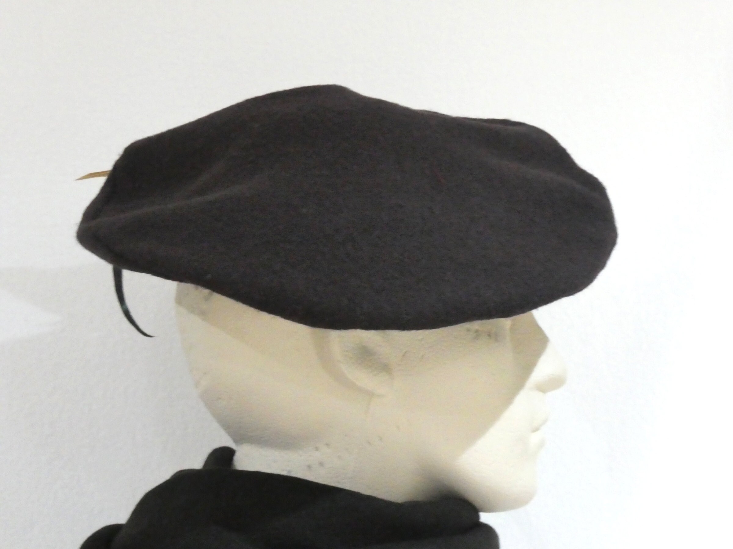 Men's Dark Brown Beret With Celtic Badge Feather Cockade © Etsy UK