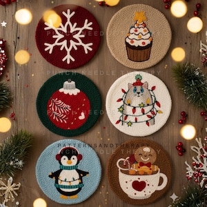 Puede incluir: Colección de seis posavasos navideños hechos a mano. Los diseños incluyen un copo de nieve, una magdalena, un adorno, un gato con luces, un pingüino y un hombre de jengibre en una taza. Los posavasos son redondos y están hechos de hilo, con el texto "PUNCH NEEDLE THERAPY" y "PATTERNSANDTHERAPY".