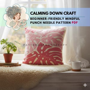 Könnte beinhalten: Ein rosa-weißes Kissen mit tropischem Blättermuster liegt auf einer Fensterbank. Der Text "CALMING DOWN CRAFT" und "BEGINNER-FRIENDLY MINDFUL PUNCH NEEDLE PATTERN PDF" sind über dem Kissen zu sehen. Eine kleine Topfpflanze und eine weiße Tasse sind ebenfalls sichtbar.