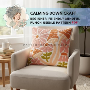 Könnte beinhalten: Ein dekoratives Kissen mit einem floralen Design in Rosa-, Orange- und Grüntönen liegt auf einem cremefarbenen Sessel. Das Bild enthält den Text "CALMING DOWN CRAFT" und "BEGINNER-FRIENDLY MINDFUL PUNCH NEEDLE PATTERN PDF". Eine Zeichnung einer stickenden Frau befindet sich oben links.