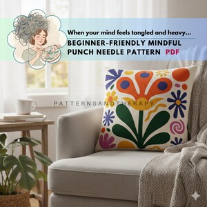 Könnte beinhalten: Eine weiße Keramik-Tasse mit schwarzem Henkel und dem Text "But First, Coffee" in fetter, schwarzer Schrift. Die Tasse ist mit einer dunklen Flüssigkeit gefüllt, wahrscheinlich Kaffee, auf einer hellen Oberfläche.