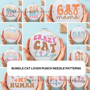 Op de afbeelding: Een set van 10 punch needle patronen met katten-thema's. De patronen bevatten zinnen zoals "Blijf thuis met je kattenmama", "Gekke kattenvrouw" en "Kattenleven".