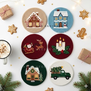 Op de afbeelding: Zes gehaakte kerstonderzetters met feestelijke ontwerpen. De onderzetters tonen een peperkoekhuisje, een blauw huis, de slee van de kerstman, kaarsen, een groen huis en een vrachtwagen met een kerstboom. Peperkoekkoekjes en ingepakte cadeaus omringen de onderzetters.