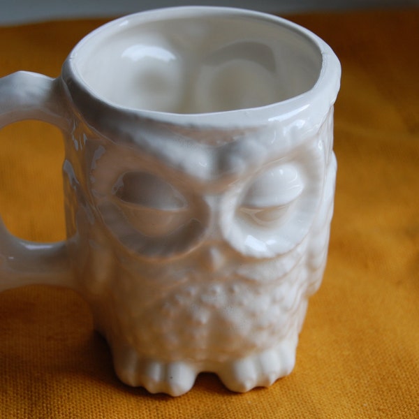Whooo Whooo Vintage white owl mug