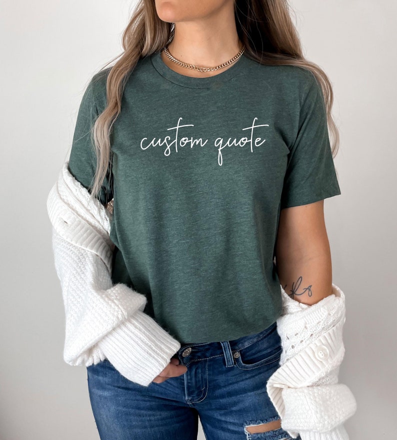 K&ouml;nnte beinhalten: Ein gr&uuml;nes T-Shirt mit dem Text "custom quote" in wei&szlig;en Buchstaben.